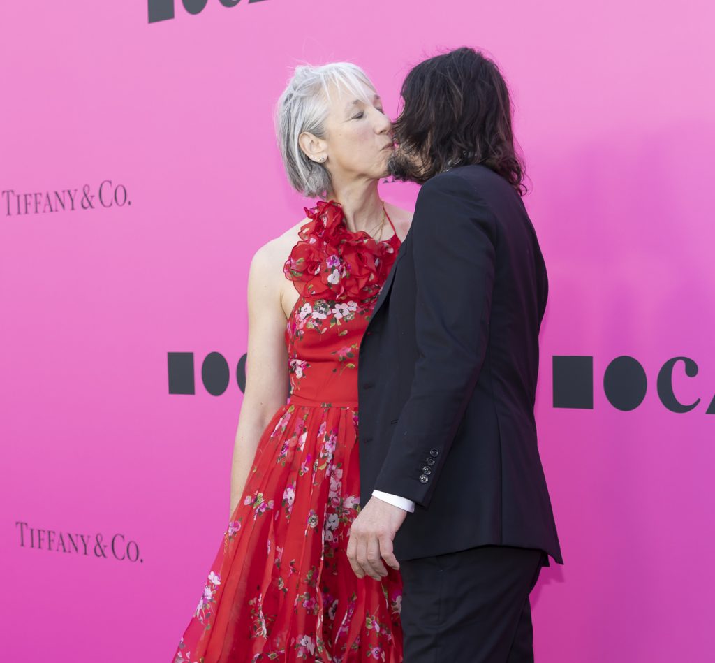 Киану Ривз и Александра Грант целуются на красной дорожке. Мы вновь поверили в любовь