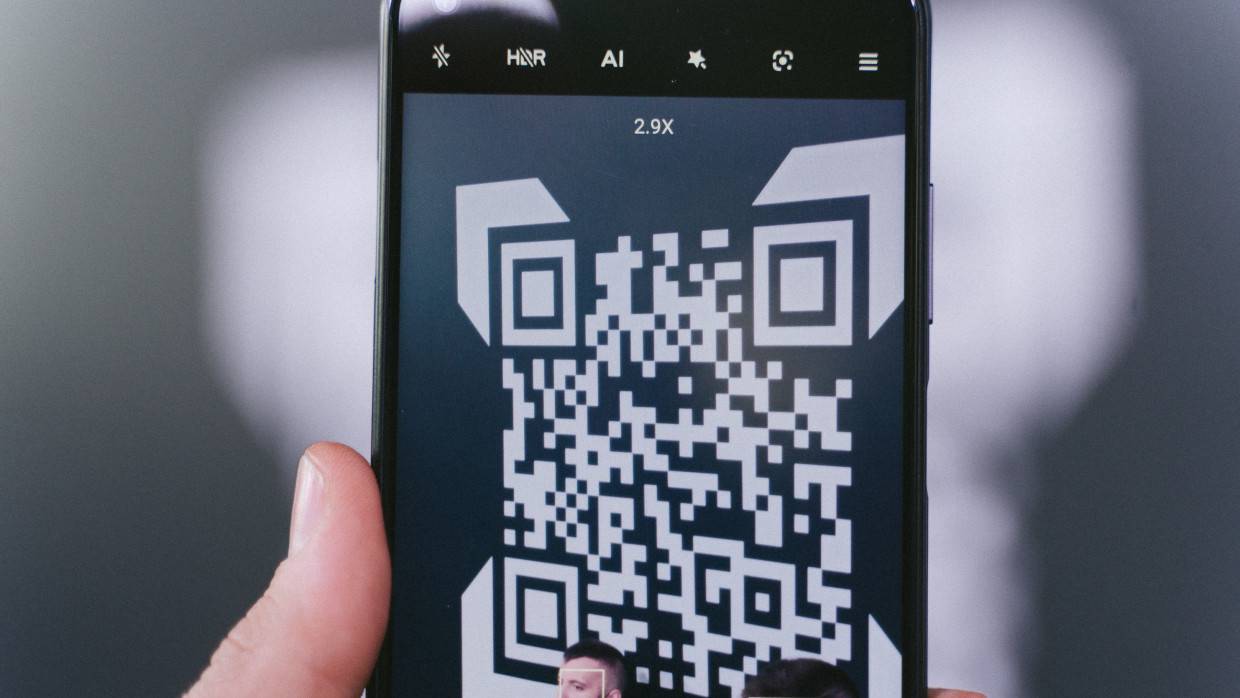 РБК: тема введения обязательных QR-кодов в России вызвала эмоциональную реакцию в регионах