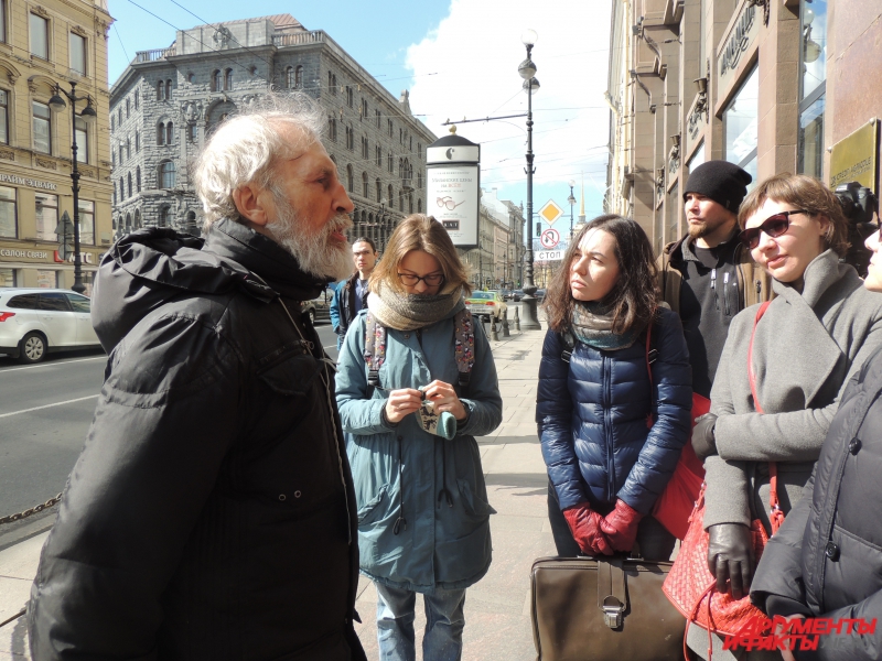 Целуется с бомжами в питере. Бомж экскурсовод в Питере.