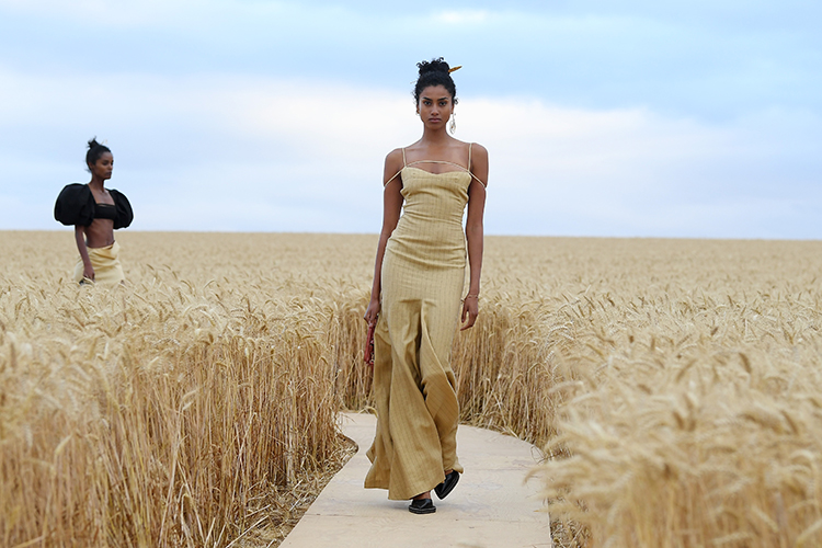 "А там ещё немного - и Прованс": Тина Кунаки на показе Jacquemus в пшеничном поле Мода,Новости моды