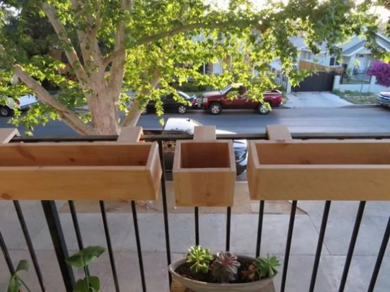 Оптимальный вариант для небольшого балкона: размещение растений на перилах в специальных подвесных горшках Оптимальный вариант для небольшого балкона: размещение растений на перилах в специальных подвесных горшках для дома и дачи,идеи и вдохновение