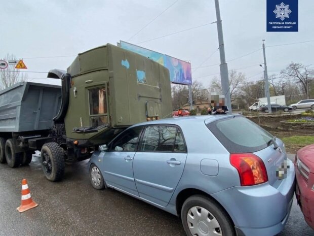 В Одессе грузовик выехал на встречку и устроил ДТП, фото: 