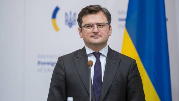 Кулеба заявил, что Киев формирует план действий в ответ на газовый контракт Венгрии и РФ