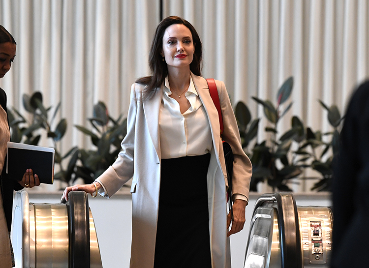 Выступление на заседании ООН и шопинг с детьми: как Анджелина Джоли провела выходные Звезды,Новости о звездах