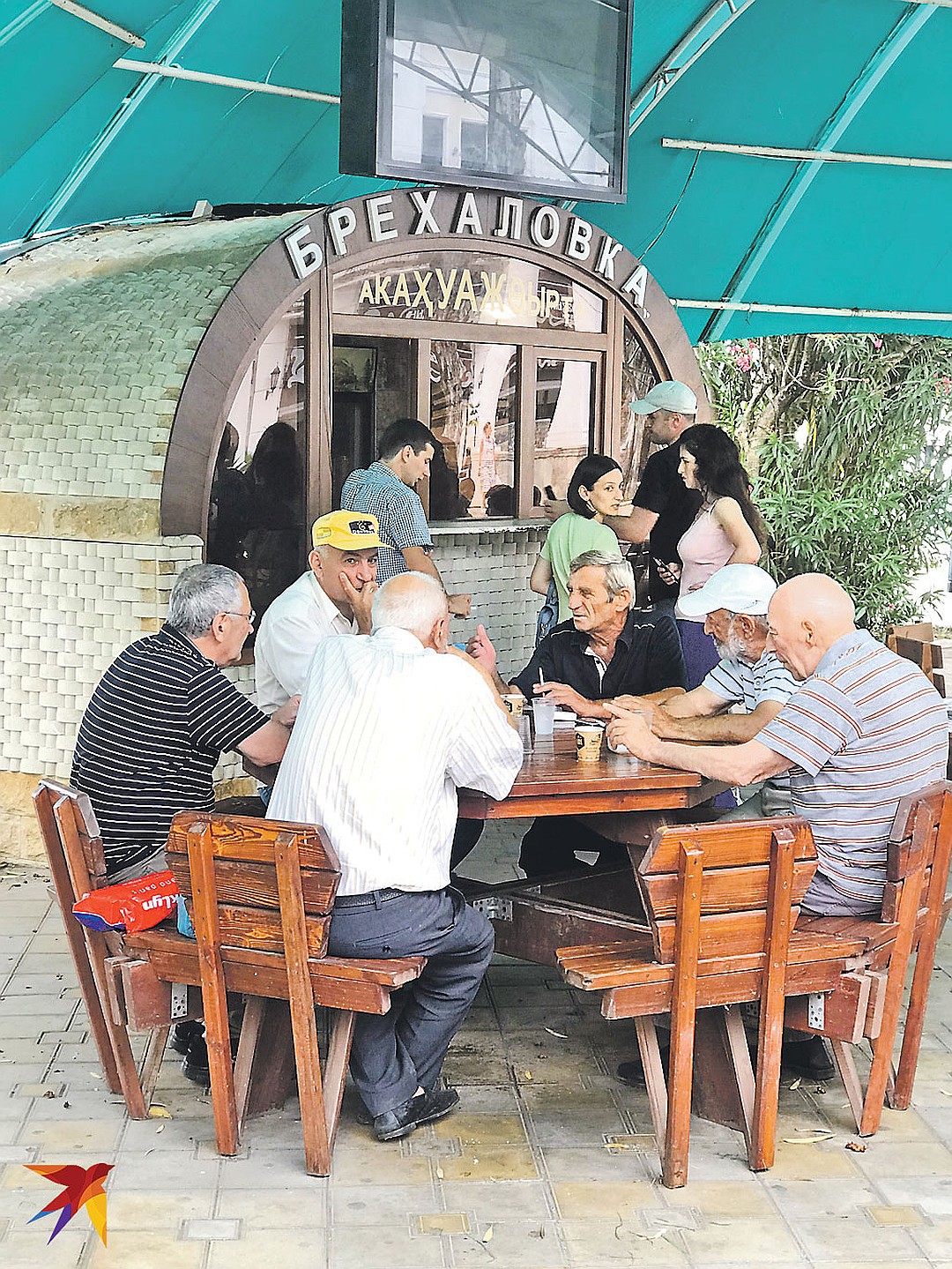На набережной Сухума, в «Брехаловке», местные мужчины целый день (и в выходные, и в будни) пьют кофе и сплетничают. Фото: Дина КАРПИЦКАЯ