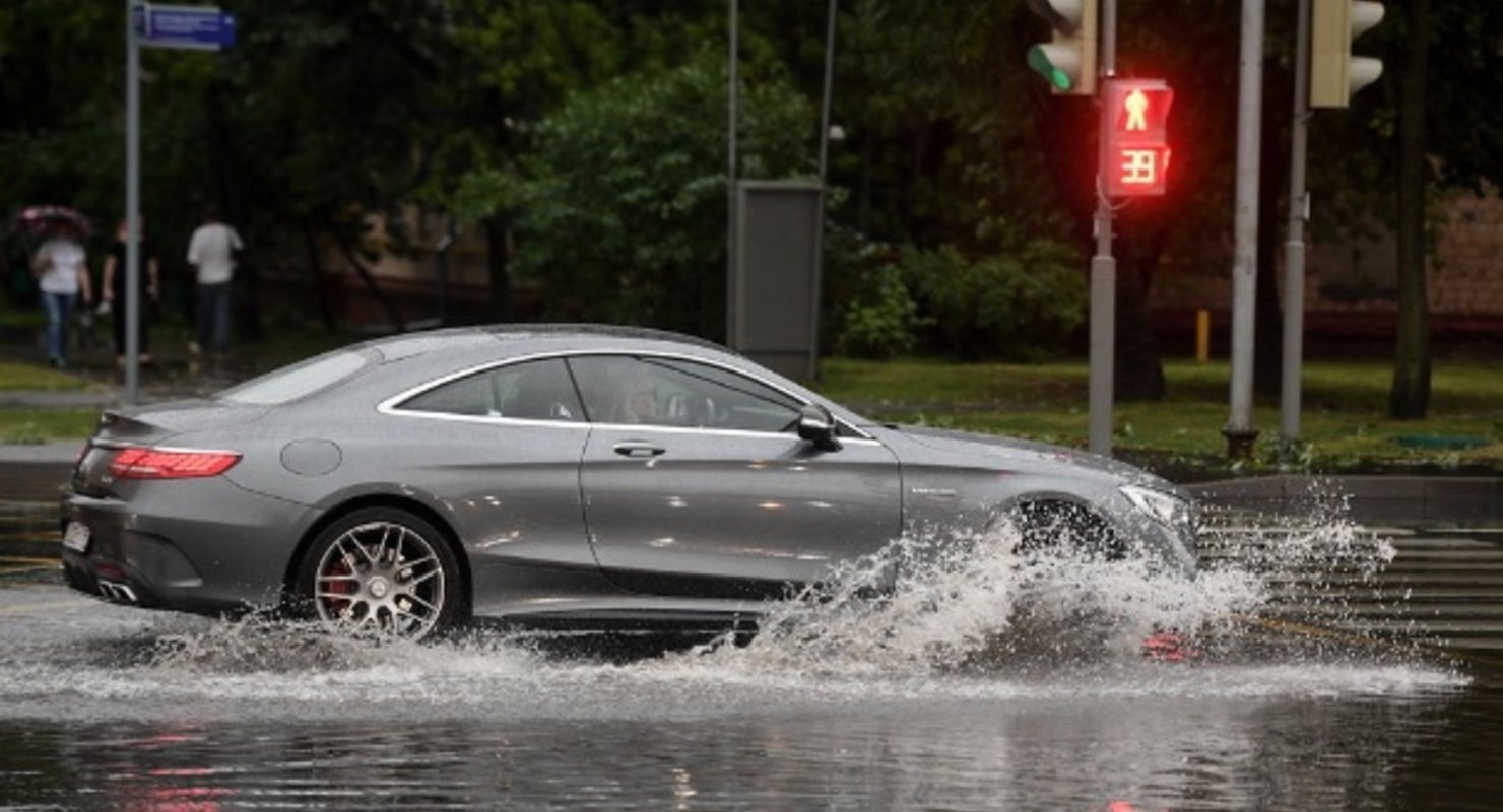 Почему не стоит быстро ездить на автомобиле по лужам?