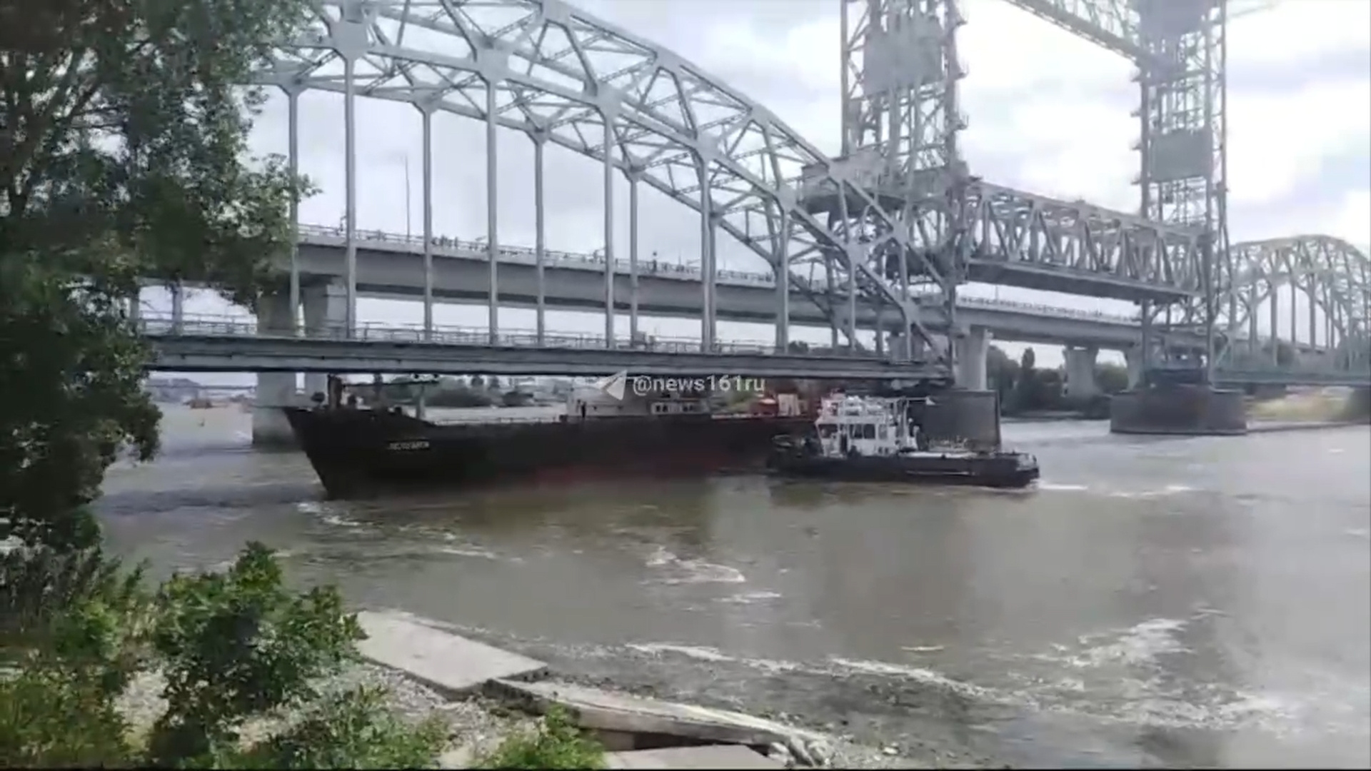 Сухогруз потерял управление и врезался в железнодорожный мост в Ростове-на-Дону