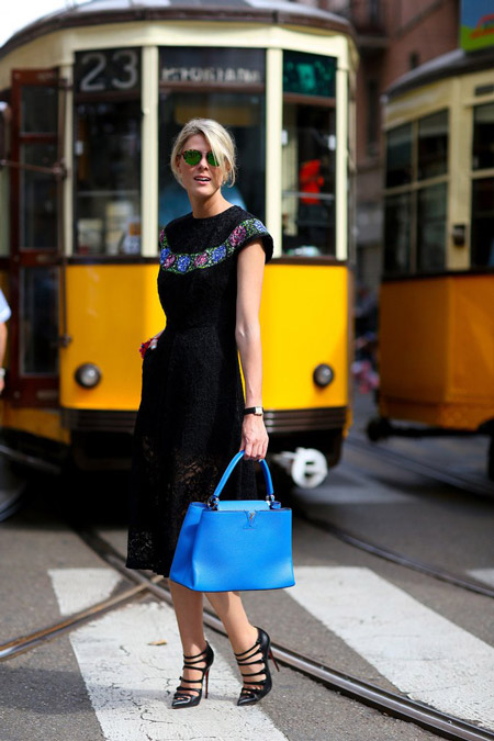 Модель в черном платье миди с вышевкой, черные босоножки и голубая сумка