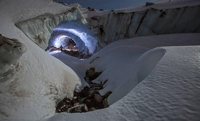 Скрытый мир Антарктиды: под километровыми ледниками находится бесконечная сеть пещер
