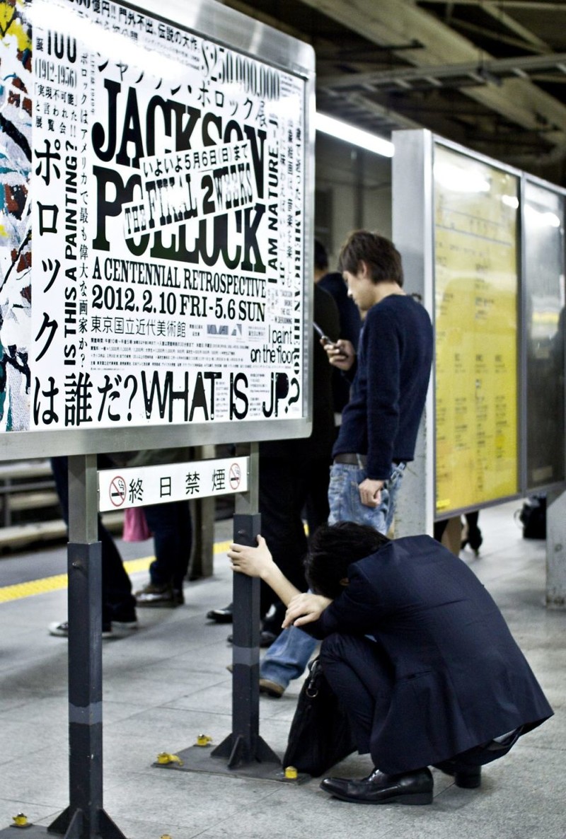 7. Метро. В ожидании поезда офис, субкультура, уличное фото, урбанфото, фотограф, фотопроект, япония, японцы