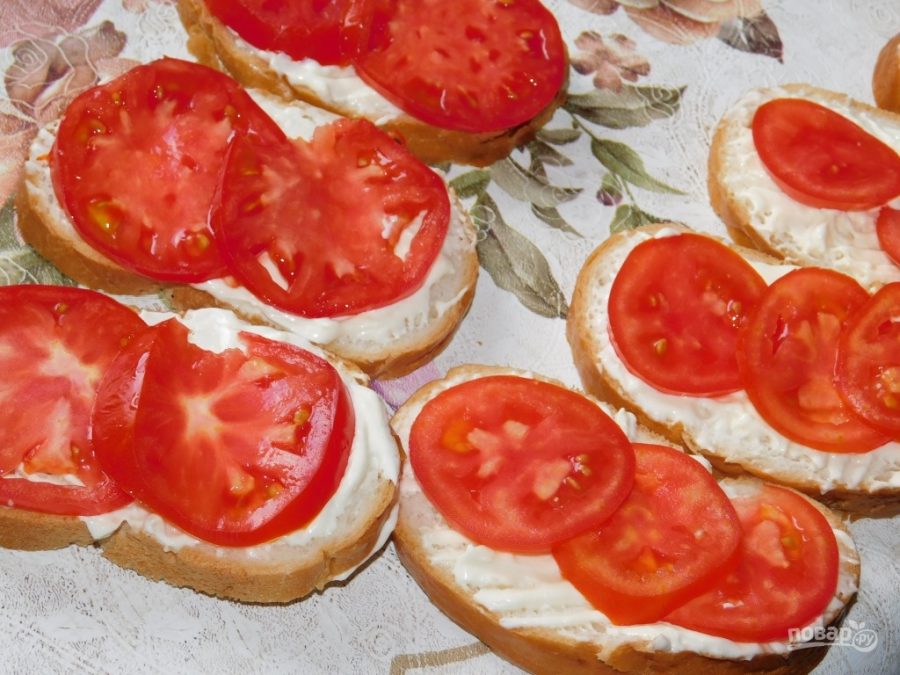 Бутерброды с колбасой и помидорами