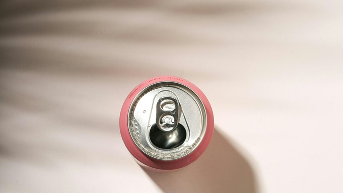 Напиток в алюминиевой банке / Фото: Giorgio Trovato/unsplash.com