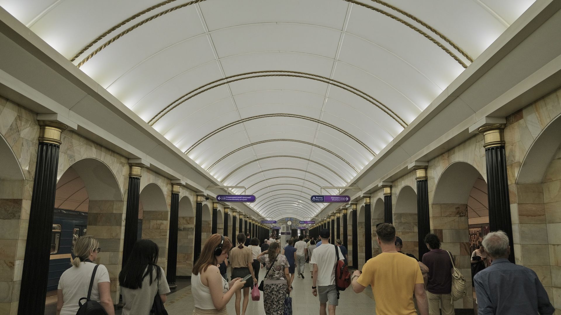 Движение на красной линии метро Петербурга остановлено из-за падения человека на рельсы Происшествия