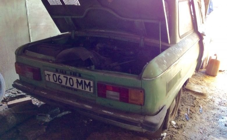 Автомобили, которые нашли во время сноса московских гаражей Автомобили, которые нашли во время сноса московских гаражей