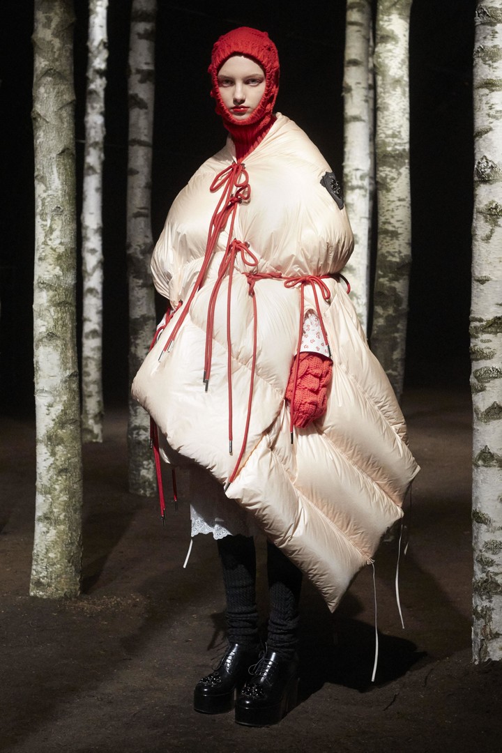 Ноу-хау в мире моды: платья из пуховиков Ноу-хау в мире моды: платья из пуховиков дизайнеры,мода,мода и красота,модные тенденции