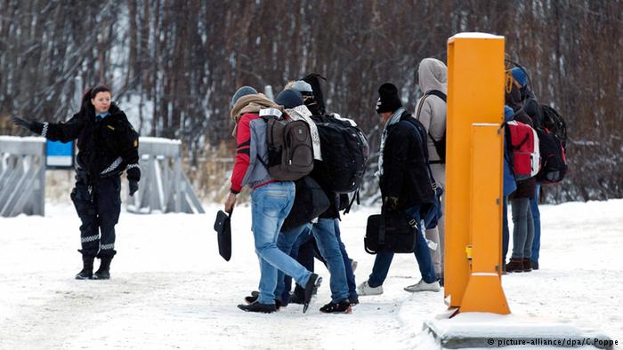 Беженцы переходят границу между Россией и Норвегией