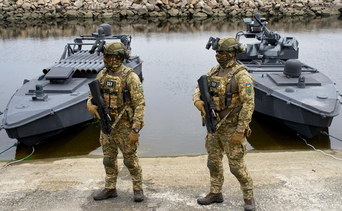 На фото: сотрудники Службы безопасности Украины стоят у дронов Sea Baby.