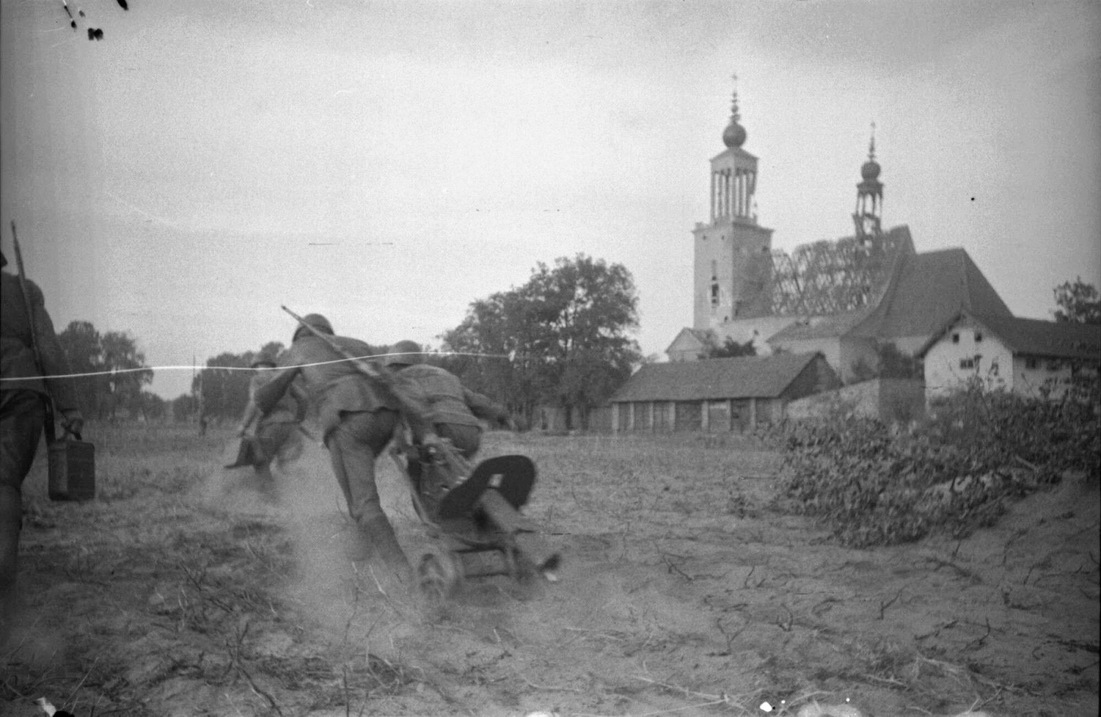 Освобожденная Европа через объективы советских фотографов жителями, Красной, Бойцы, Советские, Берлин, освобожденная, Белграде, югославские, бойцы, Варшавская, битва, сражаются, окрестностях, Будапешта9, Семья, Фронтовые, гетто, Кудашов, Цепном, мосту