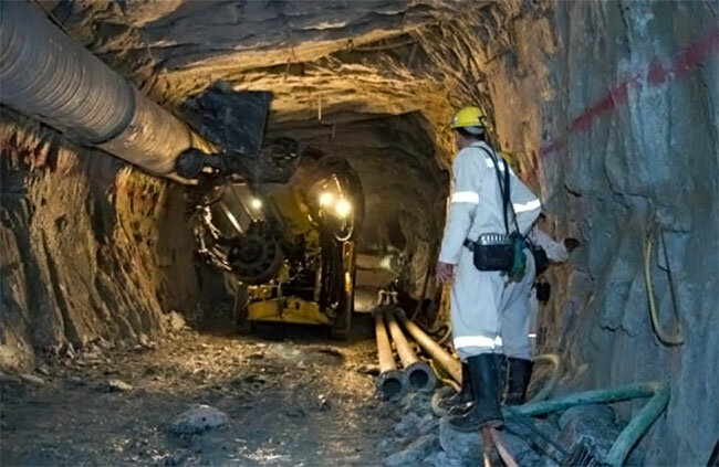 Буровая установка на руднике Мпоненг, ЮАР. Изображение из открытых источников