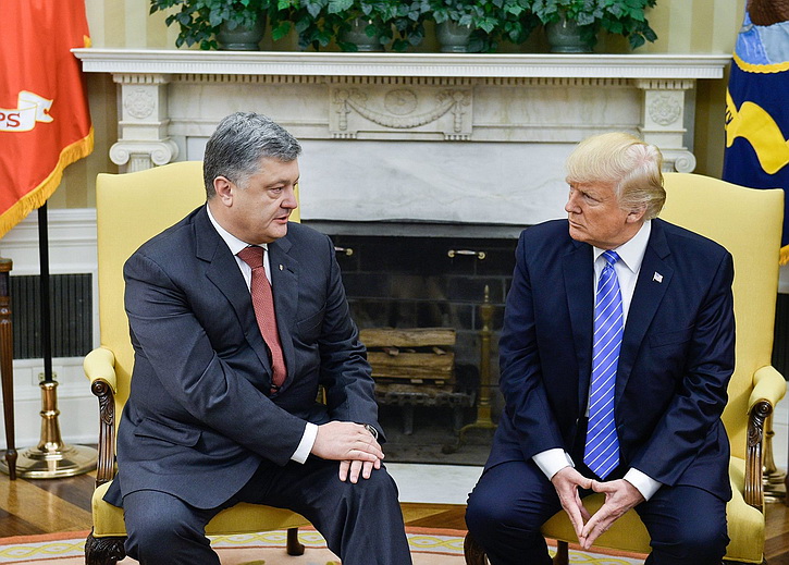 Эксперты: Порошенко возвращается из Вашингтона политическим лузером