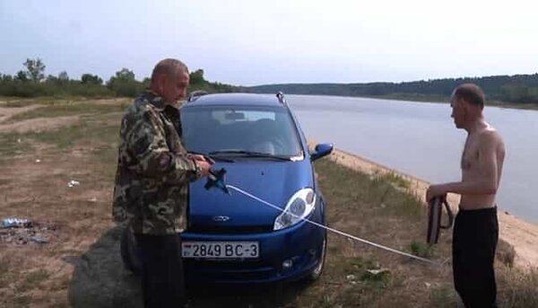 Рыбинспектор замеряет рулеткой расстояние от реки до машины - штраф 3-4,5 тысяч рублей