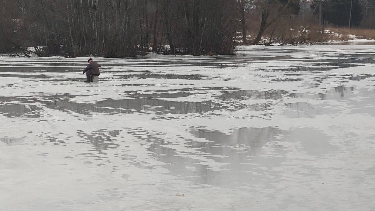 Оренбуржские полицейские спасли провалившегося под лед рыбака