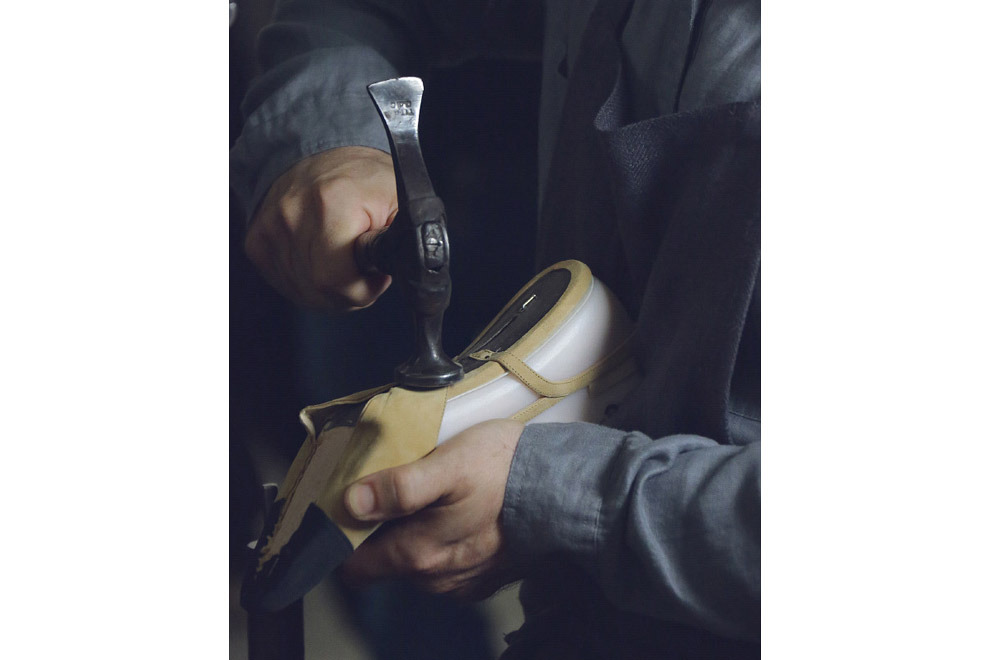 Chanel возрождает знаменитые двухцветные туфли в почти первозданном виде.