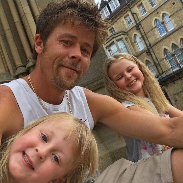 Британский строитель поразительно похож на Брэда Питта