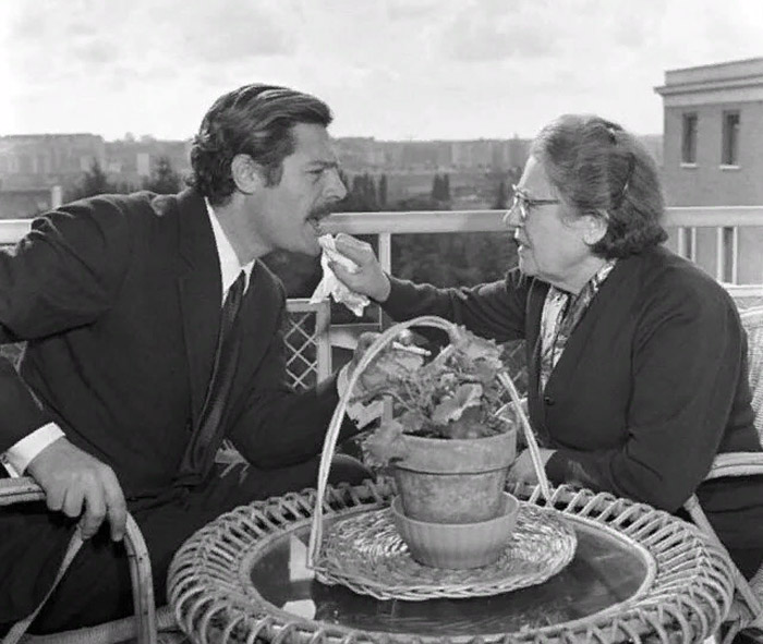 Марчелло Мастроянни с мамой Идой на террасе дома в Риме, 1963 год