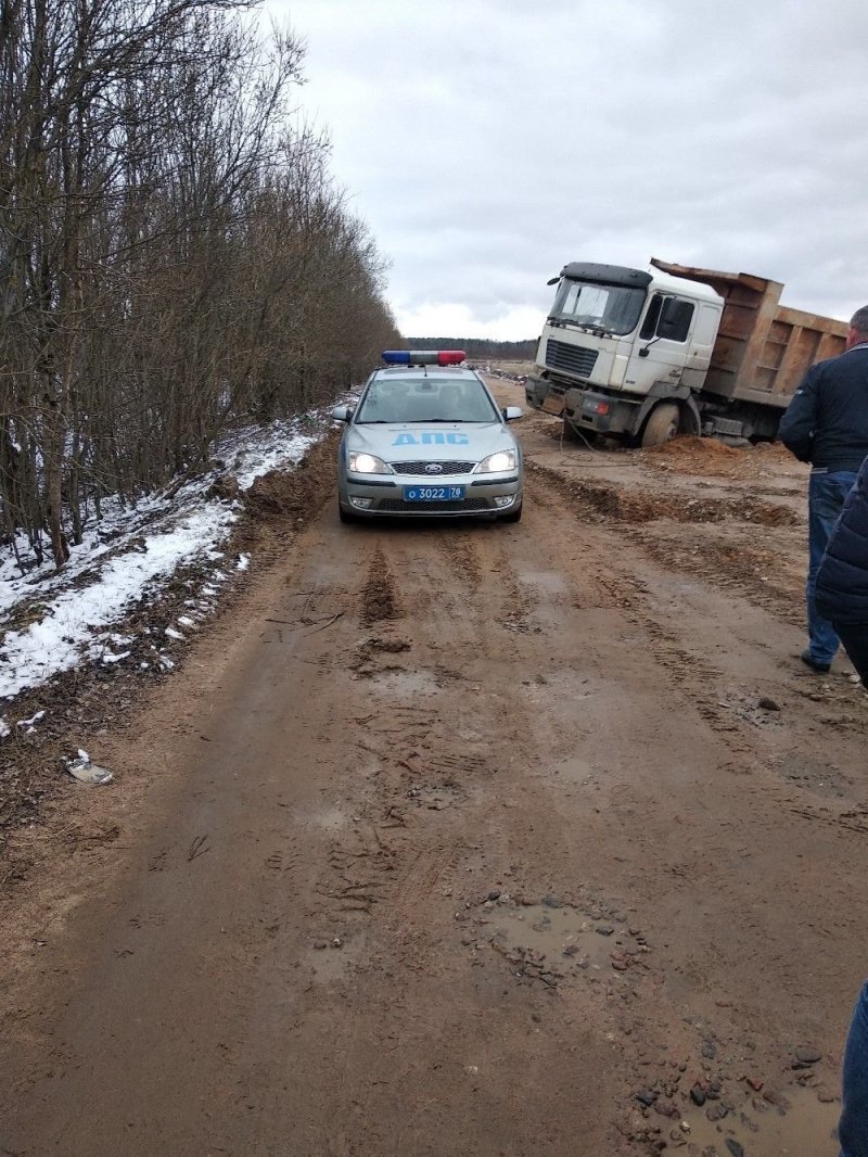 Аааа, влип очкарик! В Петербурге водитель самосвала сбрасывал мусор на обочину и застрял авто, быдло, грузовик, карма, мусор, свалка