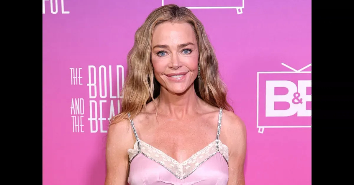 55-летняя Дениз Ричардс впервые вышла в свет после нашумевшей подтяжки лица