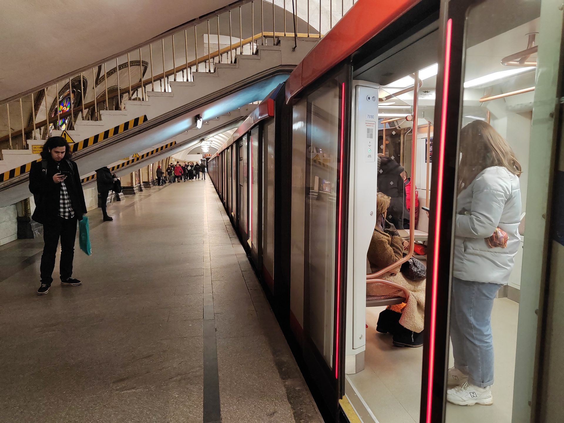 Московское метро новости. Поезд метро. Станция метро. Люди в метро. Поезда на синей ветке.