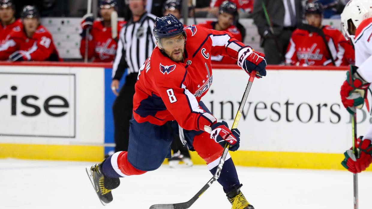 Журналист Оланд пошутил про советский танк после попадания шайбы в лицо Овечкина