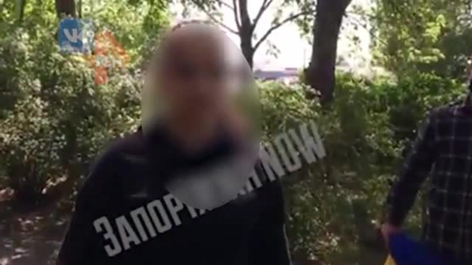 На Украине националисты заставили облиться зеленкой девочку-подростка