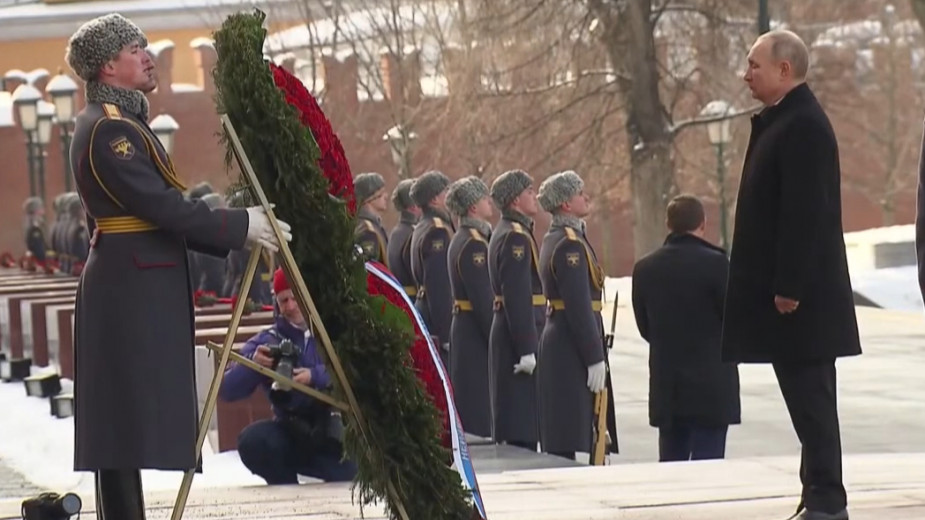 Путин возложил венок к Могиле Неизвестного Солдата