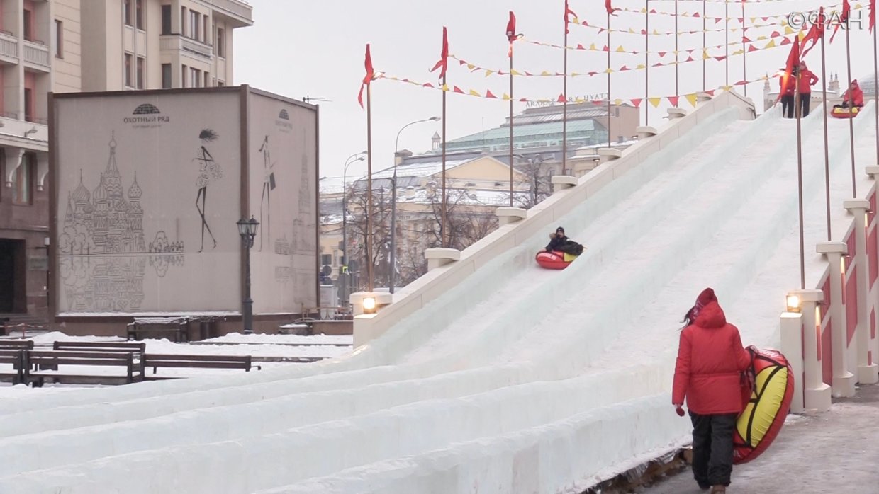 Большая ледяная горка в москве. Снежные горки в Москве. Самая длинная Ледяная горка. Большие ледяные горки в Москве. Большая Ледяная горка Подмосковье.