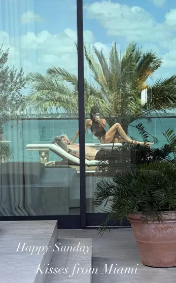 Дэвид и Виктория Бекхэм показали, как отдыхают в Майами Виктория, Дэвид, сыном, семье, Майами, соцсетях, словам, конфликта, болезненноПомимо, очень, разлад, переживают, инсайдера, откровенные, своей, мемуары, семьи, написать, собирается, Бруклин