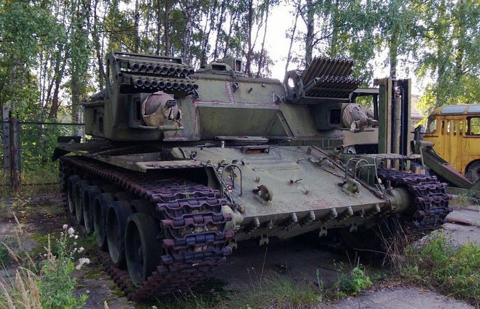 УР-88 «Гобой»: советский танк-огнемет, который предназначался саперам тральщик, метров, который, машины, конструкторов, этого, новейшую, смеси, машину, «Гобой», техники, взрыв, числе, почвуПосле, проделывать, облако, выбрасывался, заряддетонатор, вызывал, расчищавший