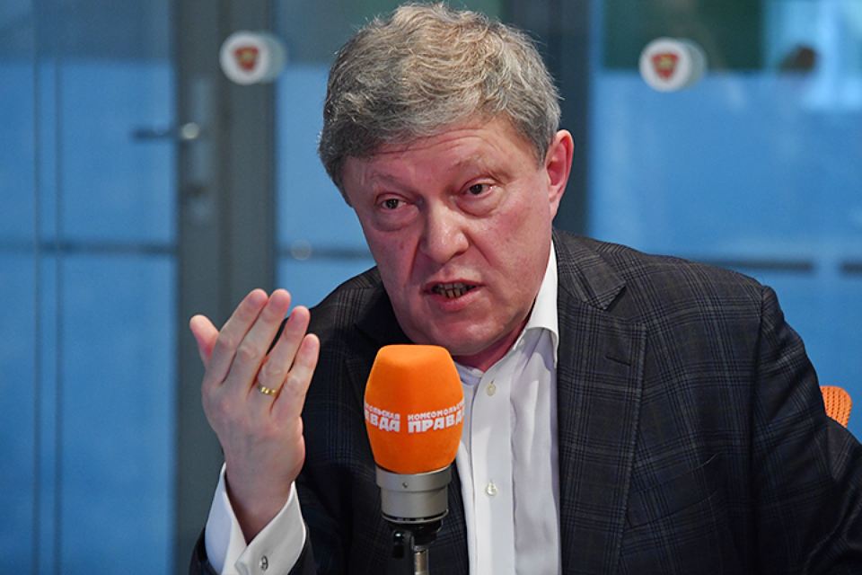 Явлинский в студии Радио «Комсомольская правда»: - Если просто выходишь на улицы и кричишь «Долой!», ничего не изменится.