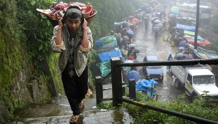 Черапунджи, Индия Черапунджи — одно из самых дождливых и влажных мест на Земле. Среднее количество осадков составляет 12 000 мм в год. Из-за обильных дождей местные почвы имеют низкую плодородность. Численность городка составляет чуть более 10 тысяч человек.