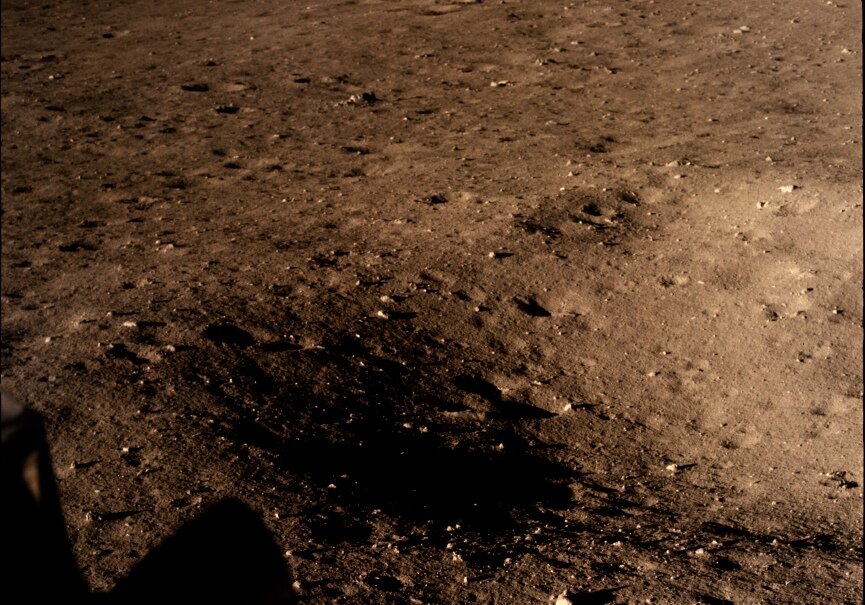 Оригинал: http://tothemoon.ser.asu.edu/data_a70/AS11/extra/AS11-37-5452.small.png