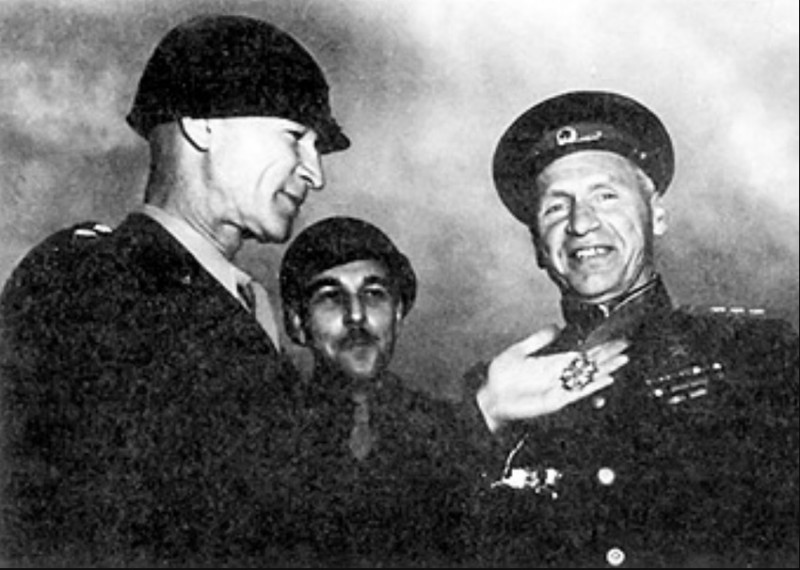 В.Д. Цветаев с американским генералом после вручения Ордена "Легион Почета". 1945 г.