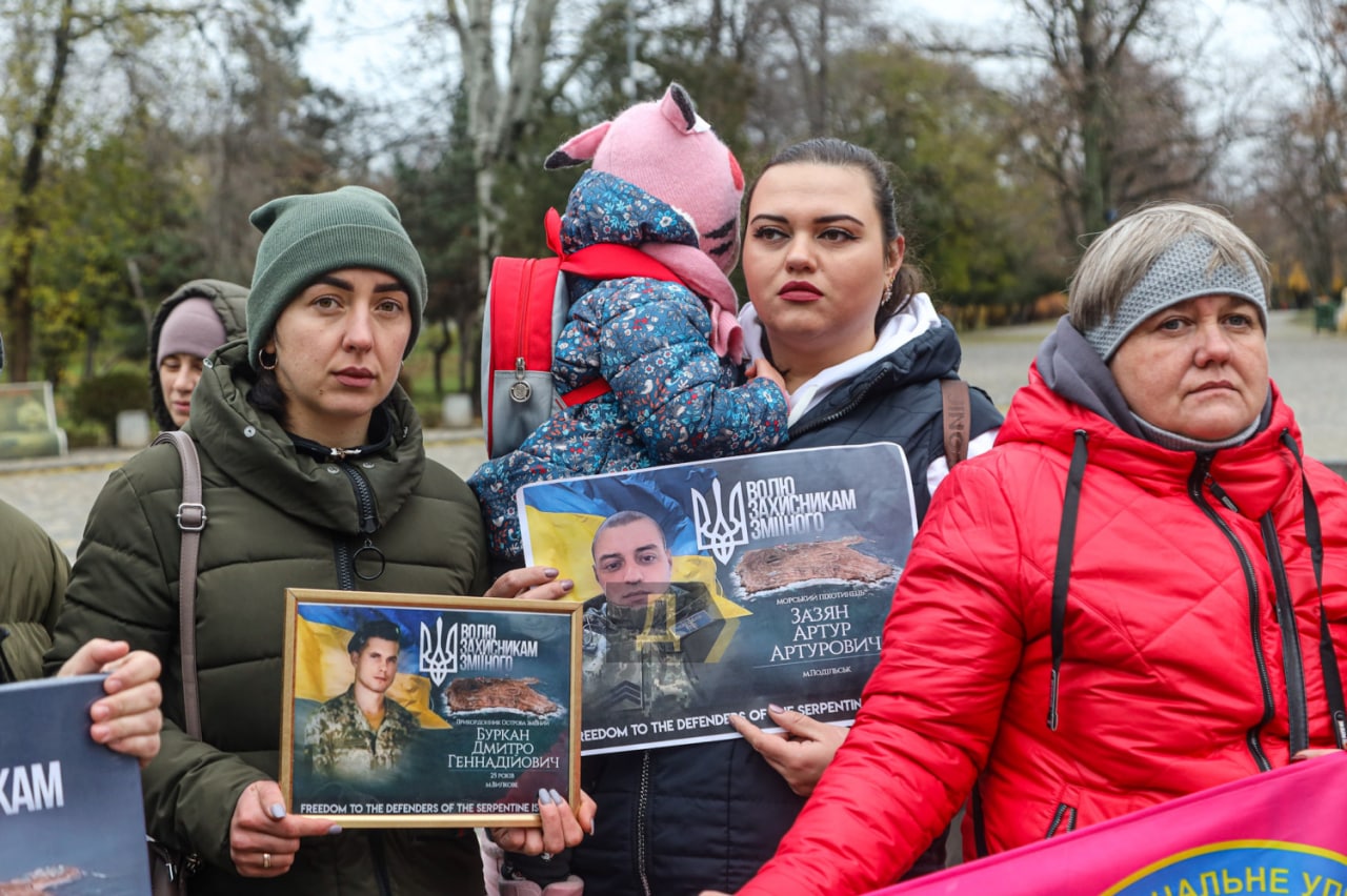 КВН от Зеленского: Жены нацистов «Азовстали» осквернили Аллею Славы в Одессе КВН от Зеленского: Жены нацистов «Азовстали» осквернили Аллею Славы в Одессе украина