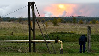 Дым от взрывов на складе с боеприпасами в районе населенного пункта Ичня Черниговской области, Украина. 9 октября 2018