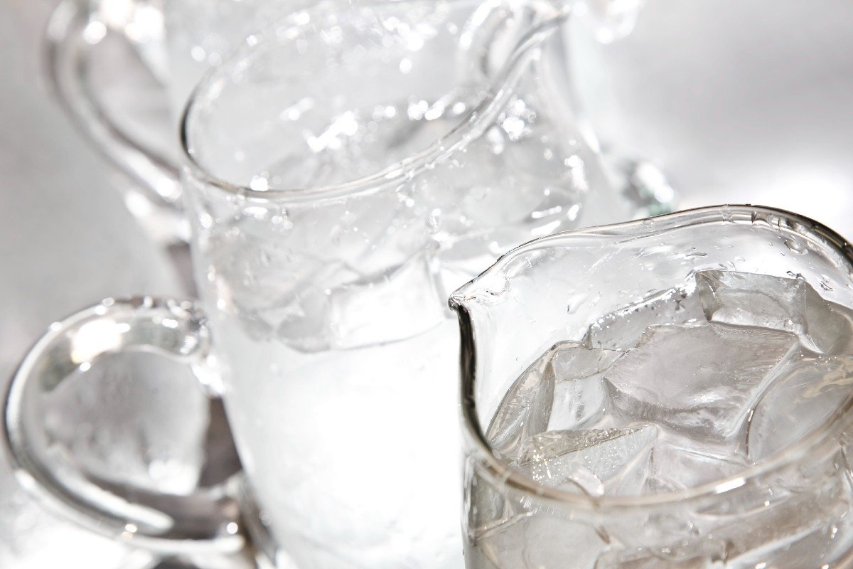 Как думаете на что похож лед. Лед в стакане. Стеклянная вода. Кувшин со льдом. Стакан воды со льдом.