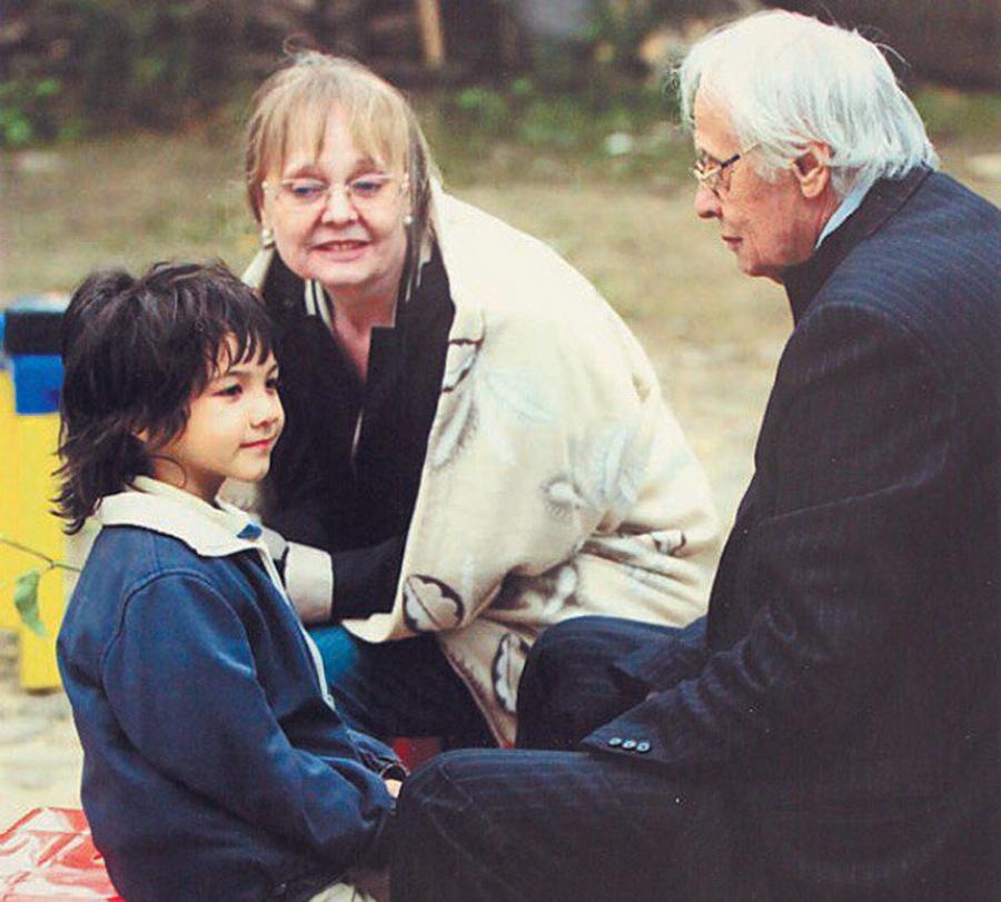 Когда актрисе Наталии Белохвостиковой было 56, а ее мужу 80, они усыновили 3-летнего мальчика