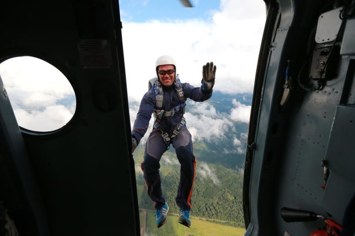 Тренировочные прыжки с парашютом на месячных курсах для спасателей. Автор фотографии: Степан Змачинский.