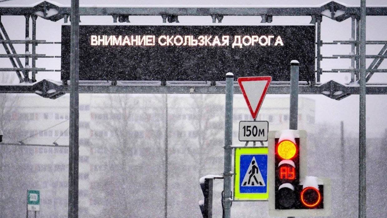 Легковушка протаранила светофор в Выборгском районе Петербурга
