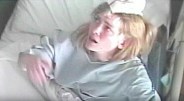 Молодая “сумасшедшая” девушка рисует рисунки для доктора. Увидев их, он понял, что делать!