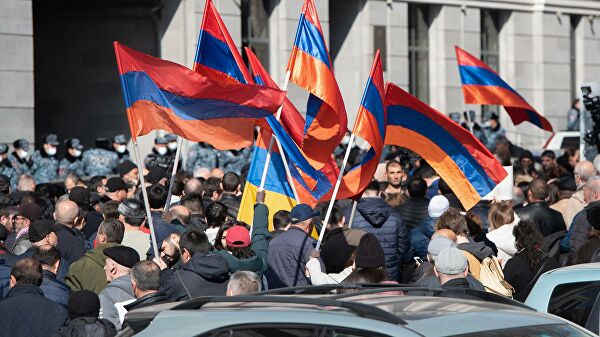 Армянская оппозиция проводит концерт у стен парламента в Ереване